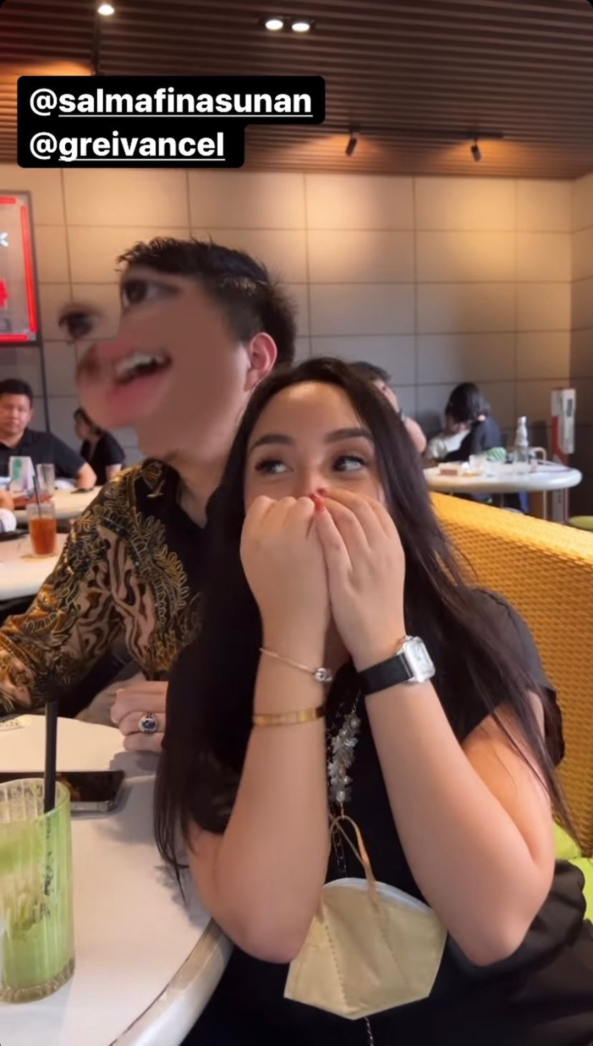 Salmafina Khairunnisa mencuri perhatian publik lewat unggahan terbarunya bersama putra pendeta&period; Yuk intip&excl;