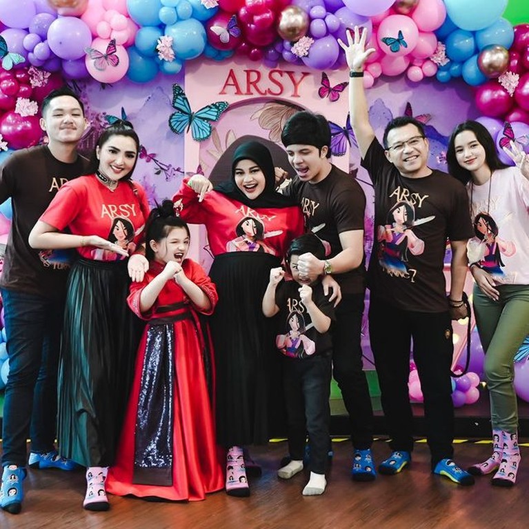 7 Potret Perayaan Ultah ke-7 Arsy Hermansyah Tema Mulan Arsy Hermansyah sedang berbahagia merayakan ulang tahunnya yang ke 7. Yuk kita intip potretnya!