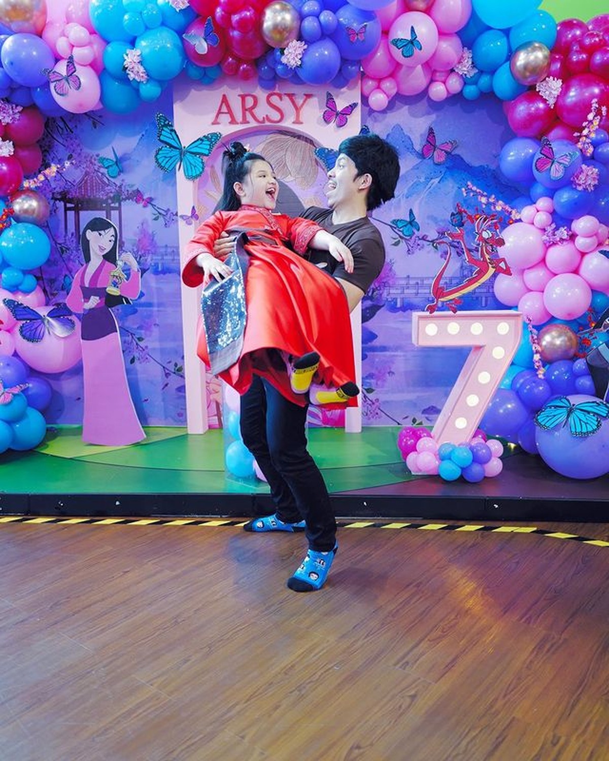 Arsy Hermansyah sedang berbahagia merayakan ulang tahunnya yang ke 7&period; Yuk kita intip potretnya&excl;