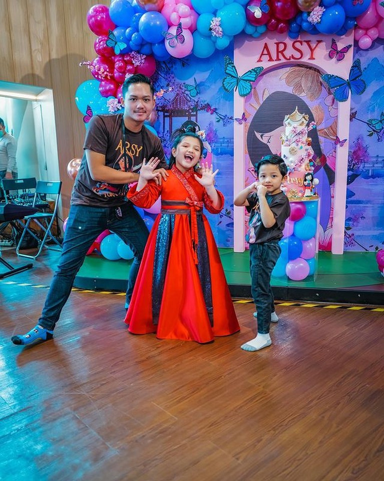 7 Potret Perayaan Ultah ke-7 Arsy Hermansyah Tema Mulan Arsy Hermansyah sedang berbahagia merayakan ulang tahunnya yang ke 7. Yuk kita intip potretnya!
