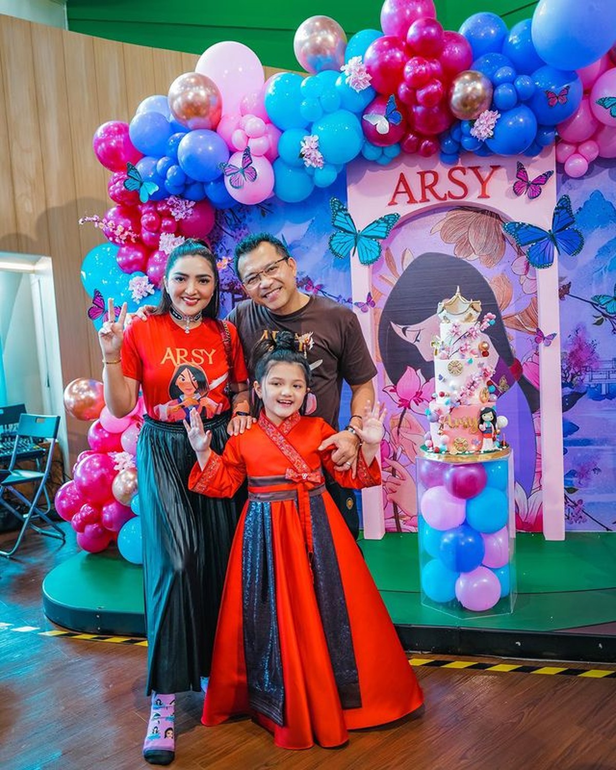 Arsy Hermansyah sedang berbahagia merayakan ulang tahunnya yang ke 7&period; Yuk kita intip potretnya&excl;