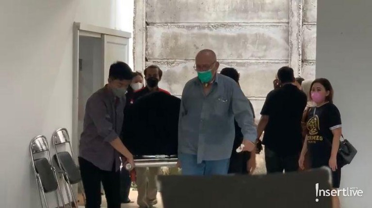 7 Potret Suasana Rumah Duka Dipenuhi Isak Tangis Keluarga Laura Anna Kabar duka mengejutkan datang dari selebgram Laura Anna yang meninggal dunia hari ini Rabu pukul 09.22 Wib. Yuk intip!
