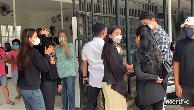 7 Potret Suasana Rumah Duka Dipenuhi Isak Tangis Keluarga Laura Anna Kabar duka mengejutkan datang dari selebgram Laura Anna yang meninggal dunia hari ini Rabu pukul 09.22 Wib. Yuk intip!