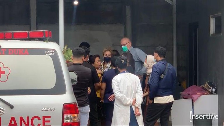 7 Potret Suasana Rumah Duka Dipenuhi Isak Tangis Keluarga Laura Anna Kabar duka mengejutkan datang dari selebgram Laura Anna yang meninggal dunia hari ini Rabu pukul 09.22 Wib. Yuk intip!