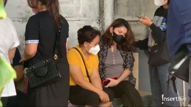 7 Potret Suasana Rumah Duka Dipenuhi Isak Tangis Keluarga Laura Anna Kabar duka mengejutkan datang dari selebgram Laura Anna yang meninggal dunia hari ini Rabu pukul 09.22 Wib. Yuk intip!