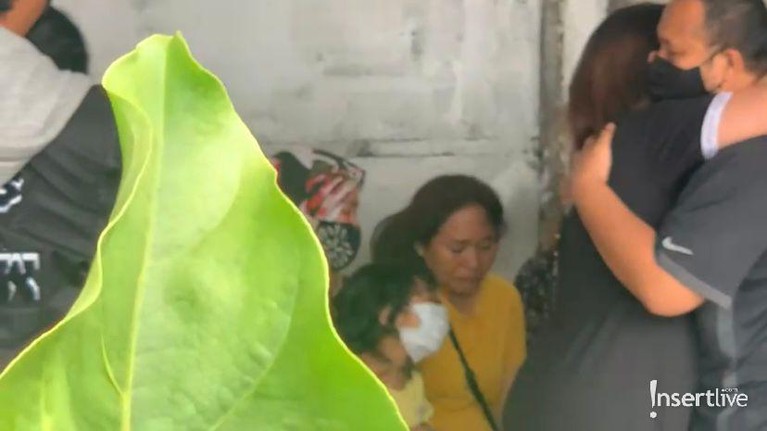 7 Potret Suasana Rumah Duka Dipenuhi Isak Tangis Keluarga Laura Anna Kabar duka mengejutkan datang dari selebgram Laura Anna yang meninggal dunia hari ini Rabu pukul 09.22 Wib. Yuk intip!