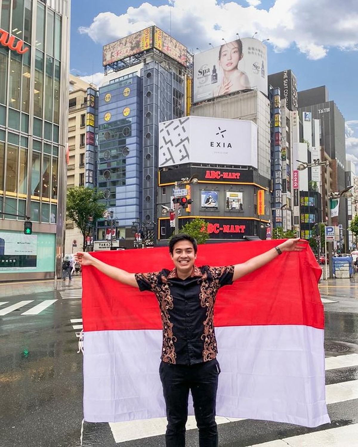 Jerome Polin YouTuber asal Indonesia yang kuliah di Jepang kini pulang ke Indonesia jadi sorotan&period; Yuk intip potretnya&excl;