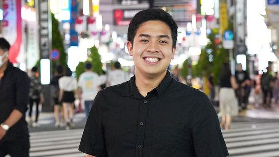 Jerome Polin YouTuber asal Indonesia yang kuliah di Jepang kini pulang ke Indonesia jadi sorotan. Yuk intip potretnya!