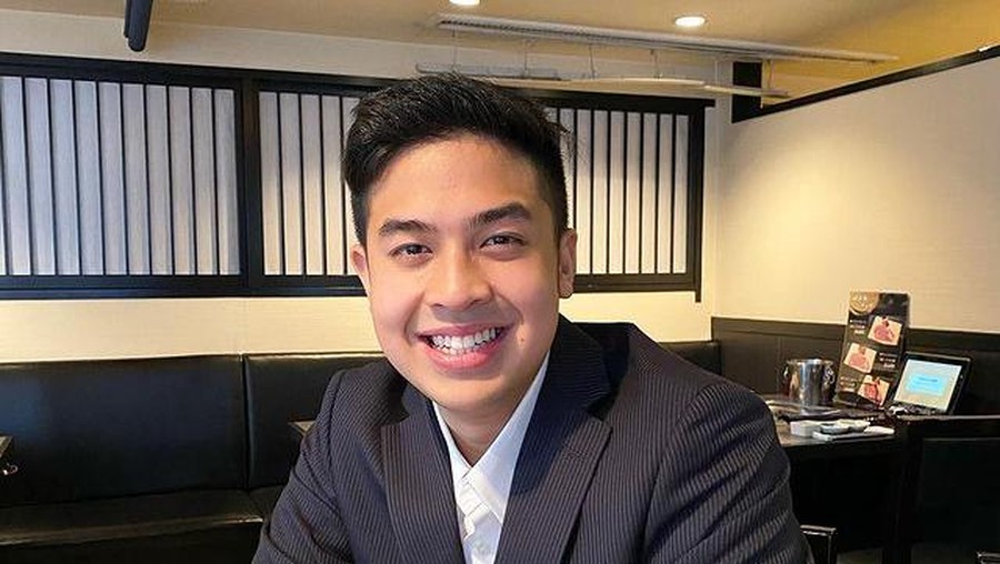 Jerome Polin YouTuber asal Indonesia yang kuliah di Jepang kini pulang ke Indonesia jadi sorotan. Yuk intip potretnya!