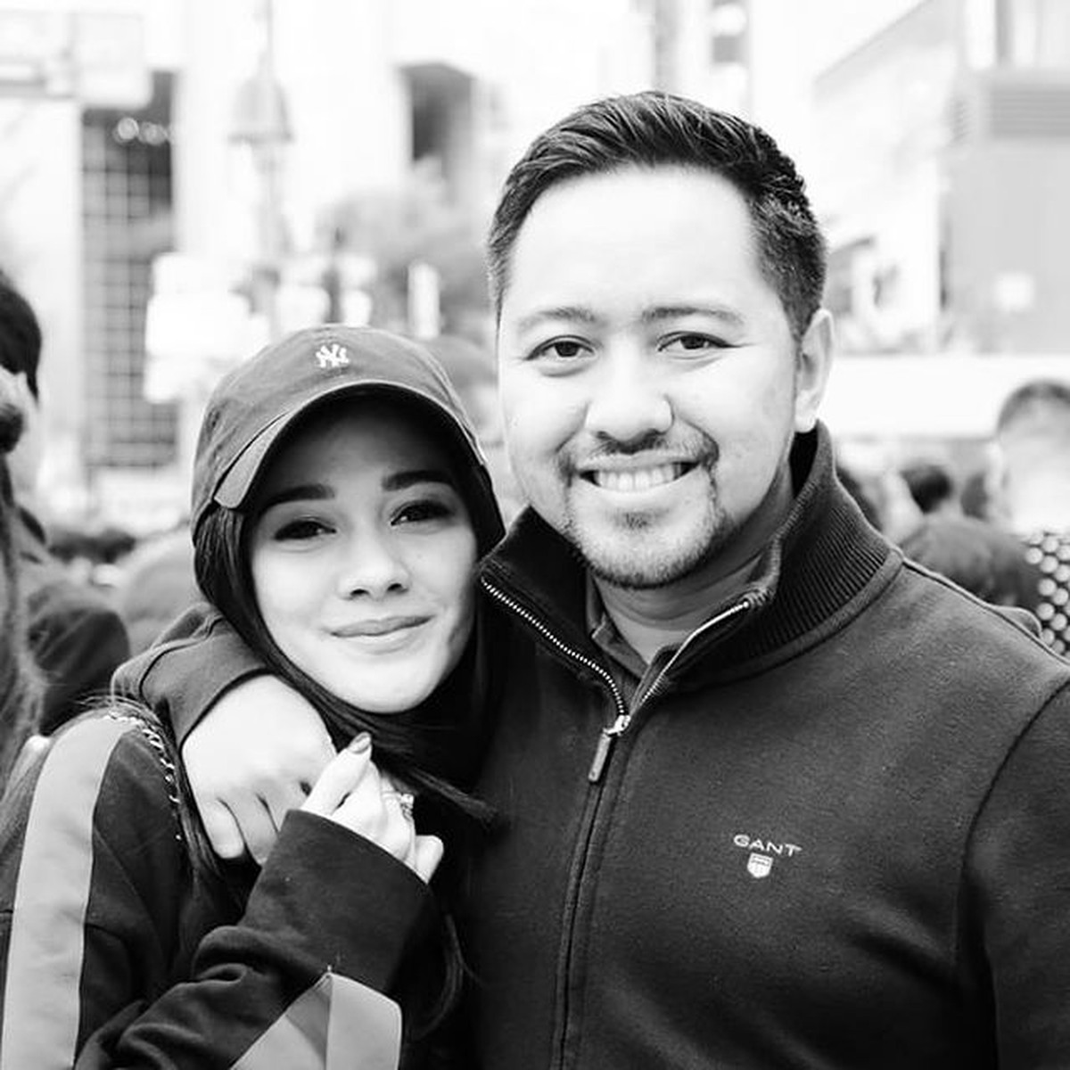 Naysilla Mirdad ramai disebut akan mualaf karena diisukan akan segera menikah dengan kekasihnya yang beda agama&period; Yuk intip&excl;