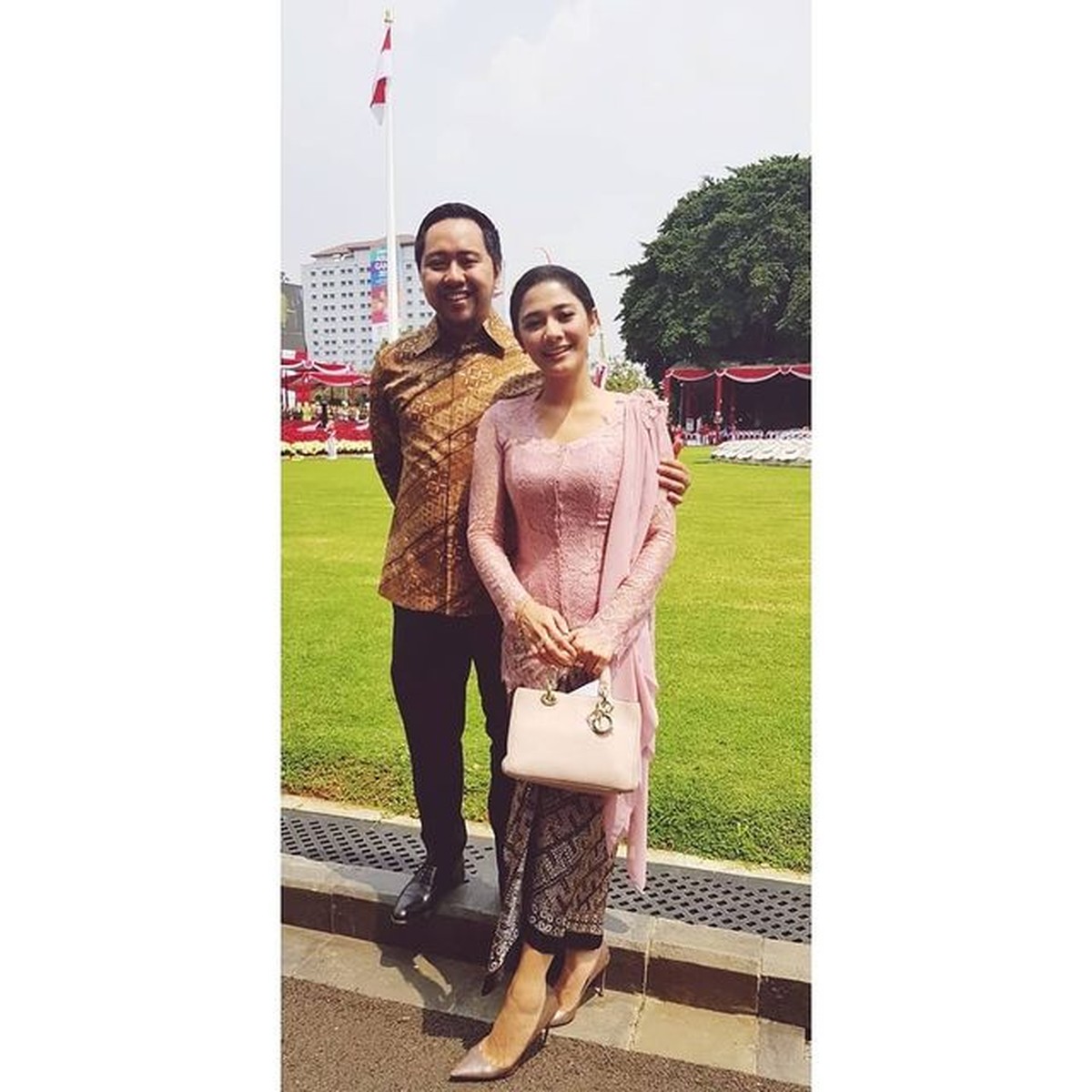 Naysilla Mirdad ramai disebut akan mualaf karena diisukan akan segera menikah dengan kekasihnya yang beda agama&period; Yuk intip&excl;