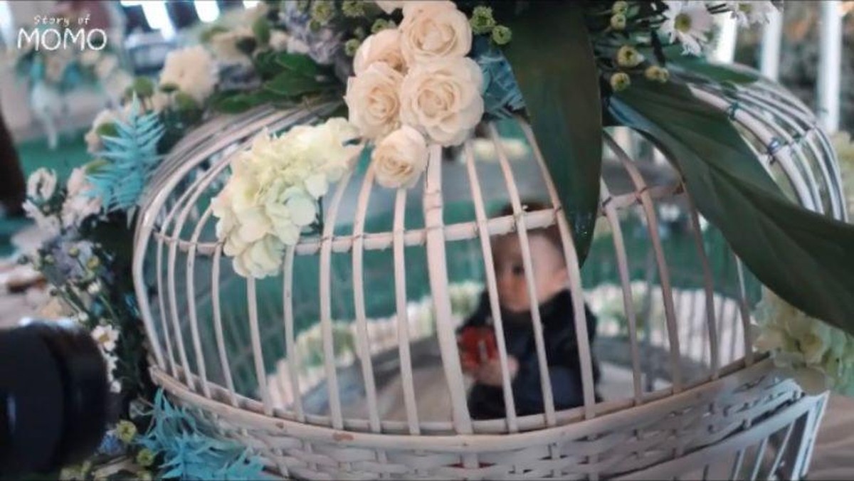 Momo Eks Geisha baru saja menggelar acara tedak siten untuk anak keduanya&comma; Abercio Mikaelmoza Samudra&period; Yuk intip&excl;