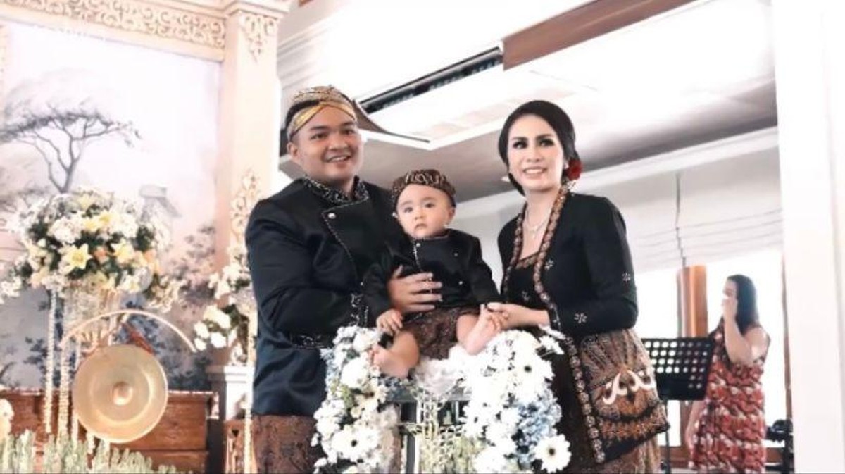 Momo Eks Geisha baru saja menggelar acara tedak siten untuk anak keduanya&comma; Abercio Mikaelmoza Samudra&period; Yuk intip&excl;