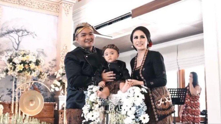 9 Momen Tedak Siten Abercio Anak Kedua Momo Eks Geisha Digelar Mewah Momo Eks Geisha baru saja menggelar acara tedak siten untuk anak keduanya, Abercio Mikaelmoza Samudra. Yuk intip!