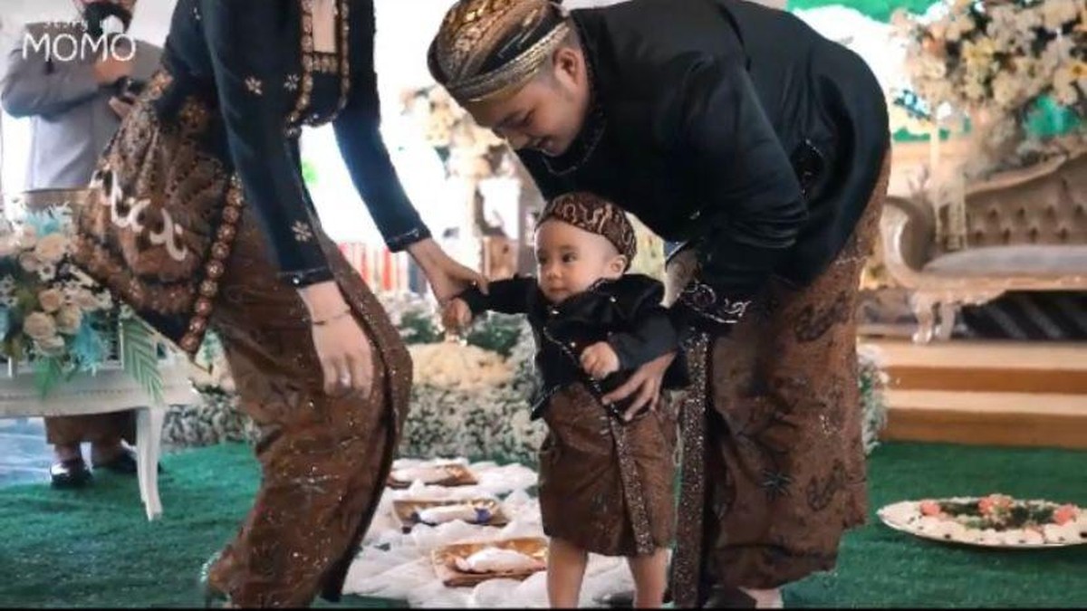 Momo Eks Geisha baru saja menggelar acara tedak siten untuk anak keduanya&comma; Abercio Mikaelmoza Samudra&period; Yuk intip&excl;