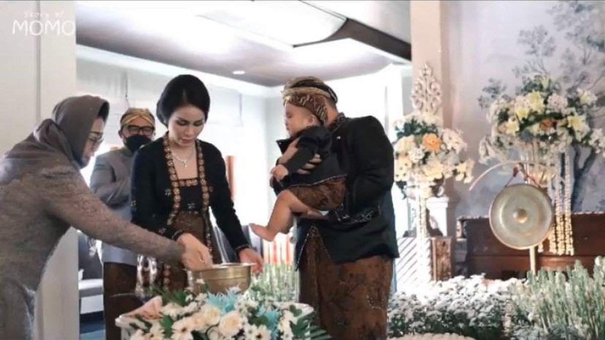 Momo Eks Geisha baru saja menggelar acara tedak siten untuk anak keduanya&comma; Abercio Mikaelmoza Samudra&period; Yuk intip&excl;