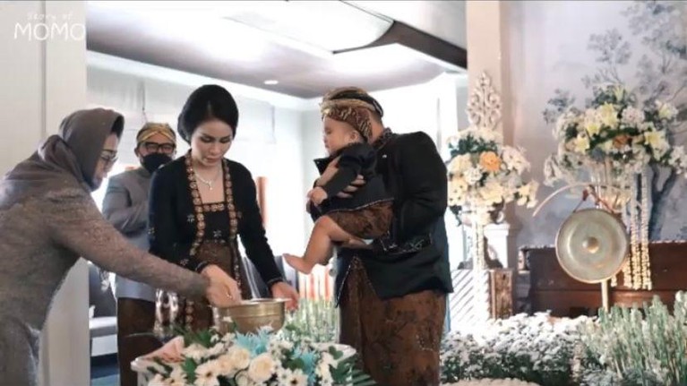 9 Momen Tedak Siten Abercio Anak Kedua Momo Eks Geisha Digelar Mewah Momo Eks Geisha baru saja menggelar acara tedak siten untuk anak keduanya, Abercio Mikaelmoza Samudra. Yuk intip!