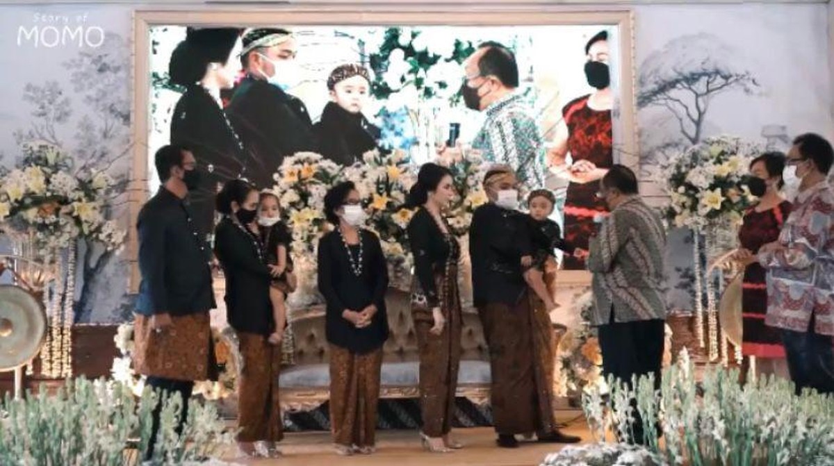 Momo Eks Geisha baru saja menggelar acara tedak siten untuk anak keduanya&comma; Abercio Mikaelmoza Samudra&period; Yuk intip&excl;