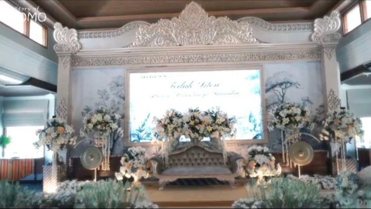 Momo Eks Geisha baru saja menggelar acara tedak siten untuk anak keduanya&comma; Abercio Mikaelmoza Samudra&period; Yuk intip&excl;