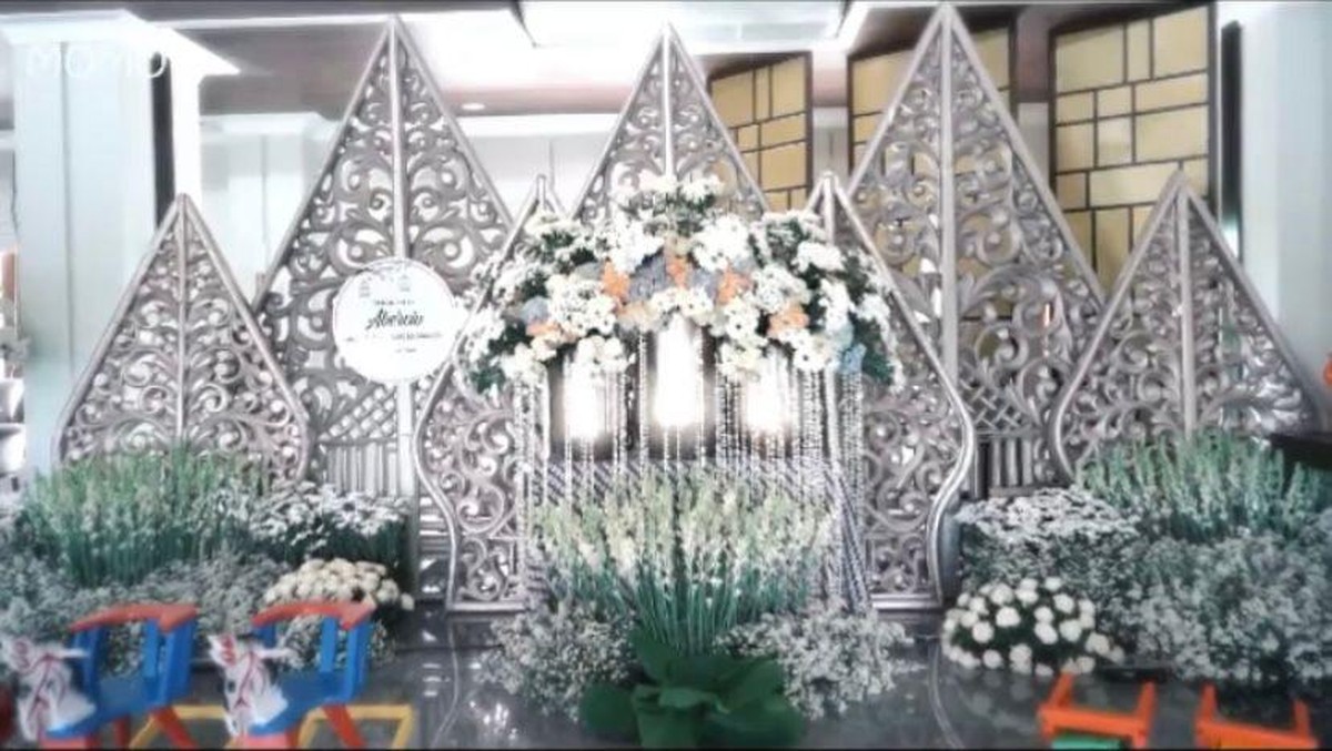 Momo Eks Geisha baru saja menggelar acara tedak siten untuk anak keduanya&comma; Abercio Mikaelmoza Samudra&period; Yuk intip&excl;