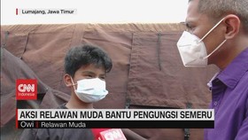 VIDEO: Aksi Relawan Muda Bantu Pengungsi Semeru