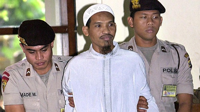 Anggota Jamaah Islamiyah mampu melakukan teror bom berkat pengalaman militer selama di Afghanistan, mulai dari Ali Ghufron hingga Imam Samudra.
