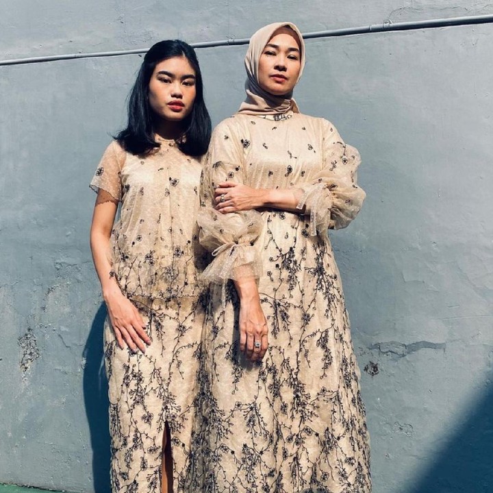 <p>Wah, Alya Rohali dan Namira Adjani benar-benar <em>mother-daughter goals</em> ya, Bun! Sama-sama cantik dan cerdas. (Foto: Instagram @arohali)</p>