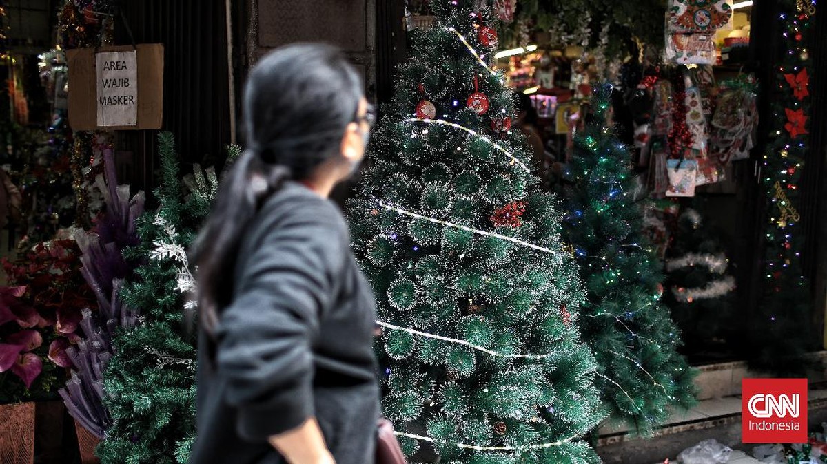 FOTO: Berburu Pernak-Pernik Natal di Asemka