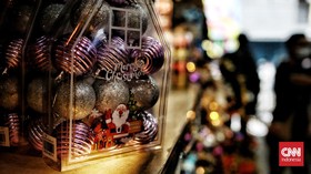 FOTO: Berburu Pernak-Pernik Natal di Asemka