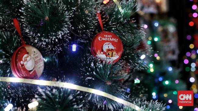FOTO: Berburu Pernak-Pernik Natal di Asemka