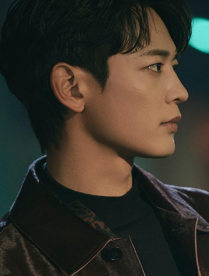 Bersamaan dengan kabar tersebut, SHINee juga membagikan foto-foto Minho sebagai teaser untuk lagu barunya yang berjudul Heartbreak. Dengan konsep yang sedikit sendu dan warna-warna dark, aura serta visual Minho SHINee tetap terpancar./ foto: twitter.com/SHINee