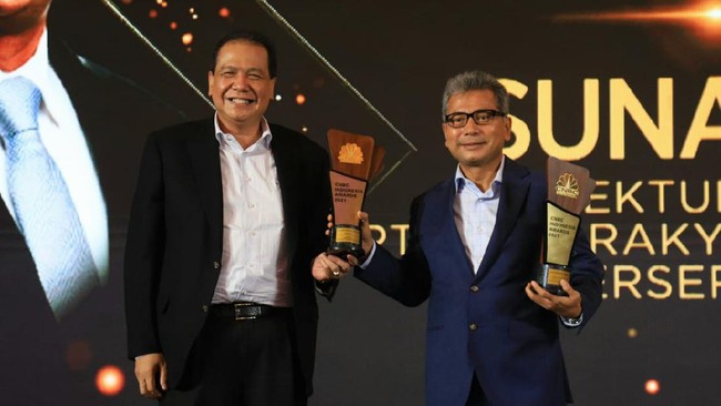 BRI meraih dua penghargaan sekaligus dalam CNBC Indonesia Awards 2021 berkat adaptasi dan transformasi yang dilakukan di tengah pandemi.