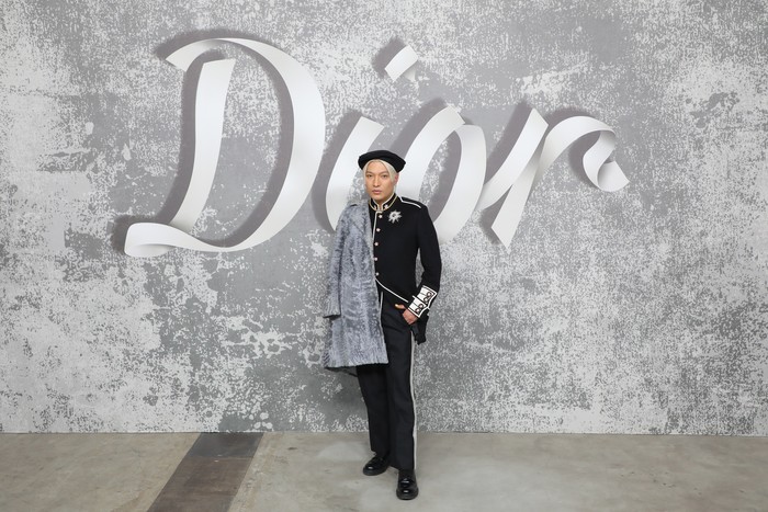 Fashion influencer Bryanboy tak ragu bereksplorasi dengan gaya military dan preppy sekaligus. Foto: Dave Benett/Getty Images for Dior/David M. Benett