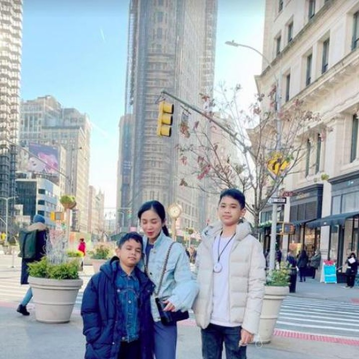 <p>Setelah dari West Coast, Bunga Zainal dan keluarga bertandang ke East Coast. Mereka mengunjungi New York dan menikmati dinginnya suasana Times Square. (Foto: Instagram @bungazainal05)</p>