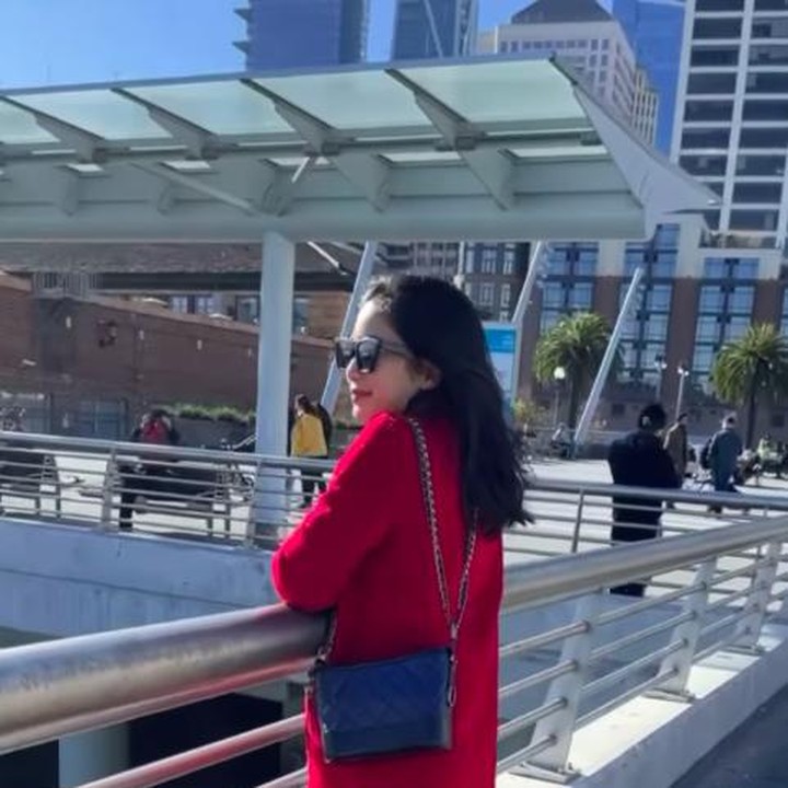 <p>Lucunya, Bunga Zainal mengaku sedikit kesal tak punya banyak foto proper bersama keluarga untuk dipajang di Instagram. Suami dan anak sulungnya tak suka difoto. Walau demikian, Bunga tak pusingkan urusan foto, ia tetap menikmati liburan bersama keluarga tercinta. (Foto: Instagram @bungazainal05)</p>