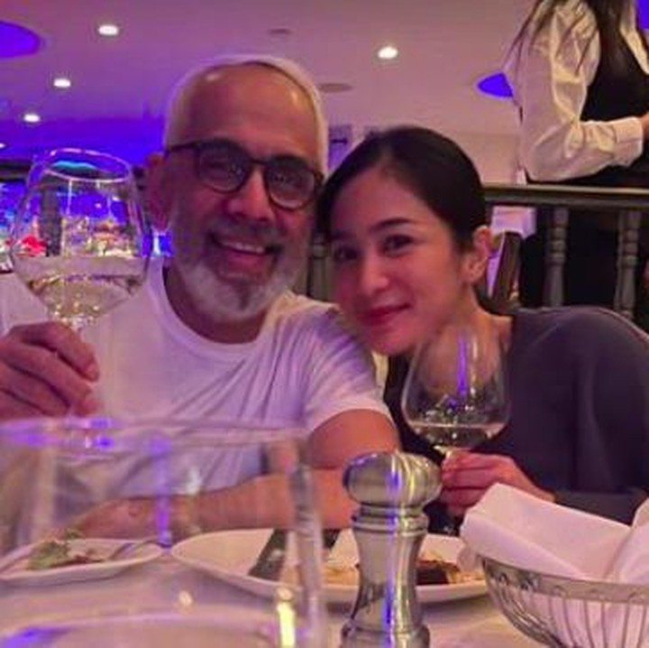<p>Selain menikmati waktu bersama dengan mengunjungi tempat wisata ramah keluarga, Bunga Zainal tak melewatkan momen dinner bareng suami tercinta, Sukhdev Singh. (Foto: Instagram @bungazainal05)</p>