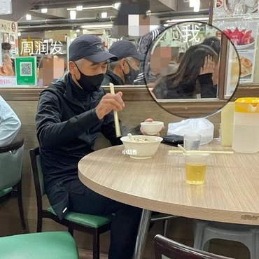 Terciduk Makan Mi Halal, Penampilan Chow Yun Fat Bikin Salfok