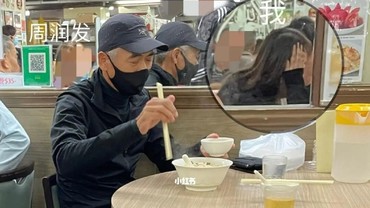 img-title Terciduk Makan Mi Halal, Penampilan Chow Yun Fat Bikin Salfok