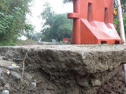 Diguyur Hujan, Jalan Penghubung Antarkecamatan di Purwakarta Amblas