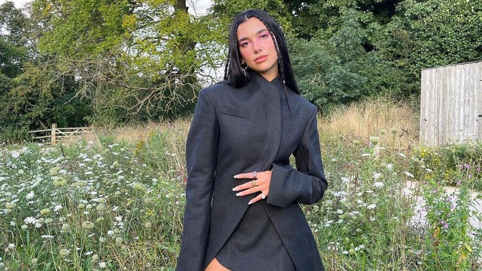 BeauPicks: Ide Tampil Edgy dengan Blazer dan Rok Mini ala Dua Lipa