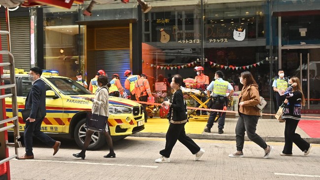 Sekitar 150 orang terjebak di atap gedung World Trade Centre (WTC) Hong Kong pada Rabu (15/12).