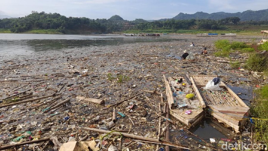 Hamparan Sampah di Pesisir Waduk Jatigede Sumedang