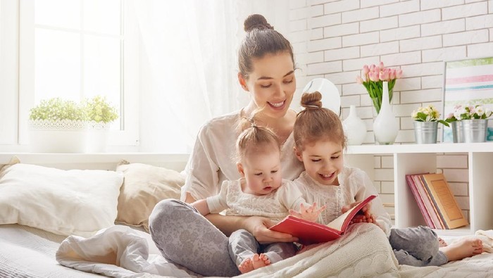Ilustrasi ibu dan anak membaca buku atau dongeng