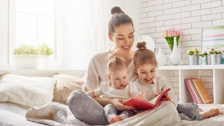 Ilustrasi ibu dan anak membaca buku atau dongeng