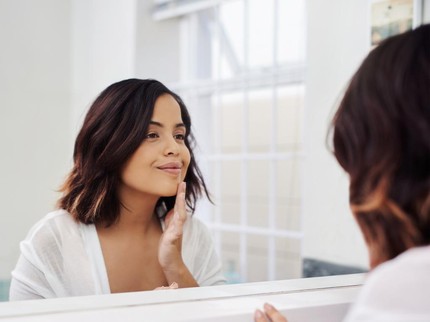 Penting dalam Skincare, Haruskah Re-Apply Sunscreen Usai Kena Air Wudhu?