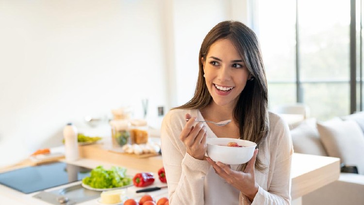 Ilustrasi wanita makan atau diet Ilustrasi wanita makan atau diet