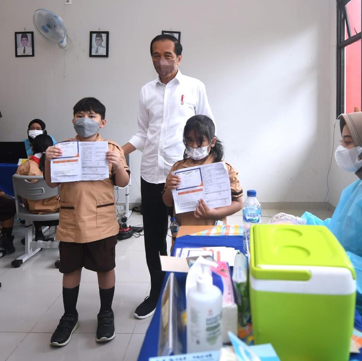 <p>Presiden Jokowi mengapresiasi dimulainya vaksinasi COVID-19 bagi anak usia 6-11 tahun. Jokowi berharap vaksinasi tersebut tidak hanya diadakan di Jakarta, tetapi juga di provinsi lain. (Foto: Biro Pers Sekretariat Presiden)</p>