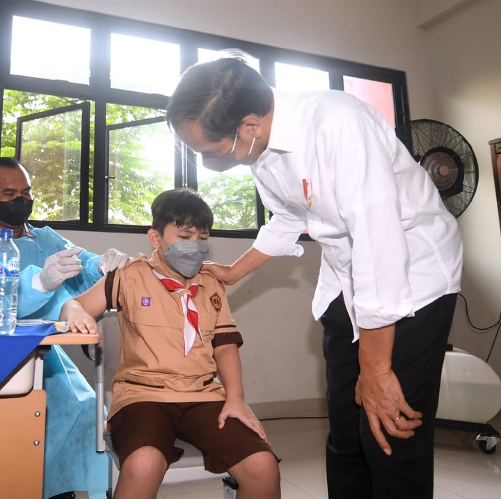 <p>Pada kesempatan tersebut, sebanyak 200 siswa SD berusia 6-11 tahun divaksinasi menggunakan Sinovac. Mereka terdiri atas siswa SDN Cideng 04 sebanyak 44 orang, SDN Cideng 13 sebanyak 59 orang, SDN Cideng 09 sebanyak 44 orang, dan SDN Cideng 10 sebanyak 53 orang. (Biro Pers Sekretariat Presiden)</p>