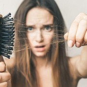 Usia Sudah Menuju Kepala Tiga? Yuk Cegah Kerontokan Rambut Karena Penuaan dengan Cara Berikut!