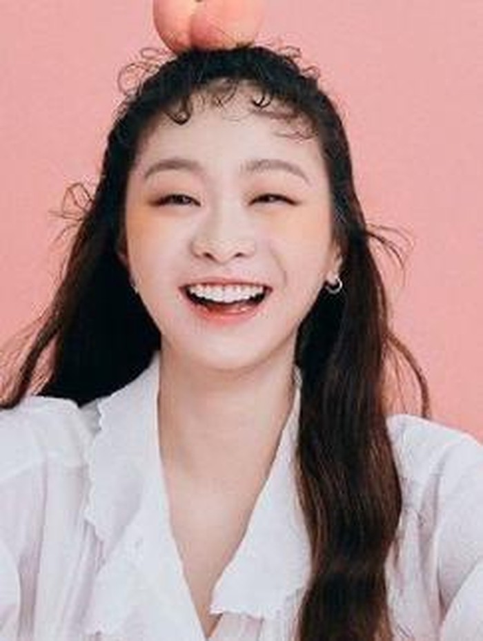 Aktris sekaligus model yang bernama lengkap Kim Da Mi ini lahir di Paju, Gyeonggi-do, Korea Selatan, pada tanggal 9 Maret 1995. Hal tersebut juga membuatnya tergolong dalam orang-orang berzodiak Pisces./ foto: instagram.com/d_a___m_i